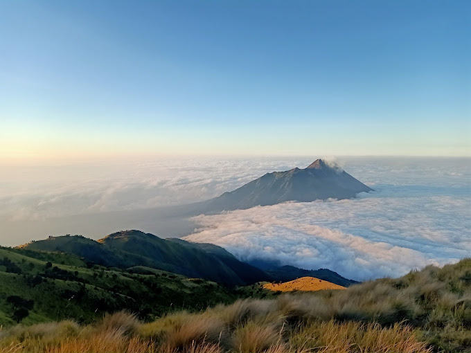 Pemandangan negeri di atas awan Gunung Merbabu (Photo: Google Maps / Mia Amalia)