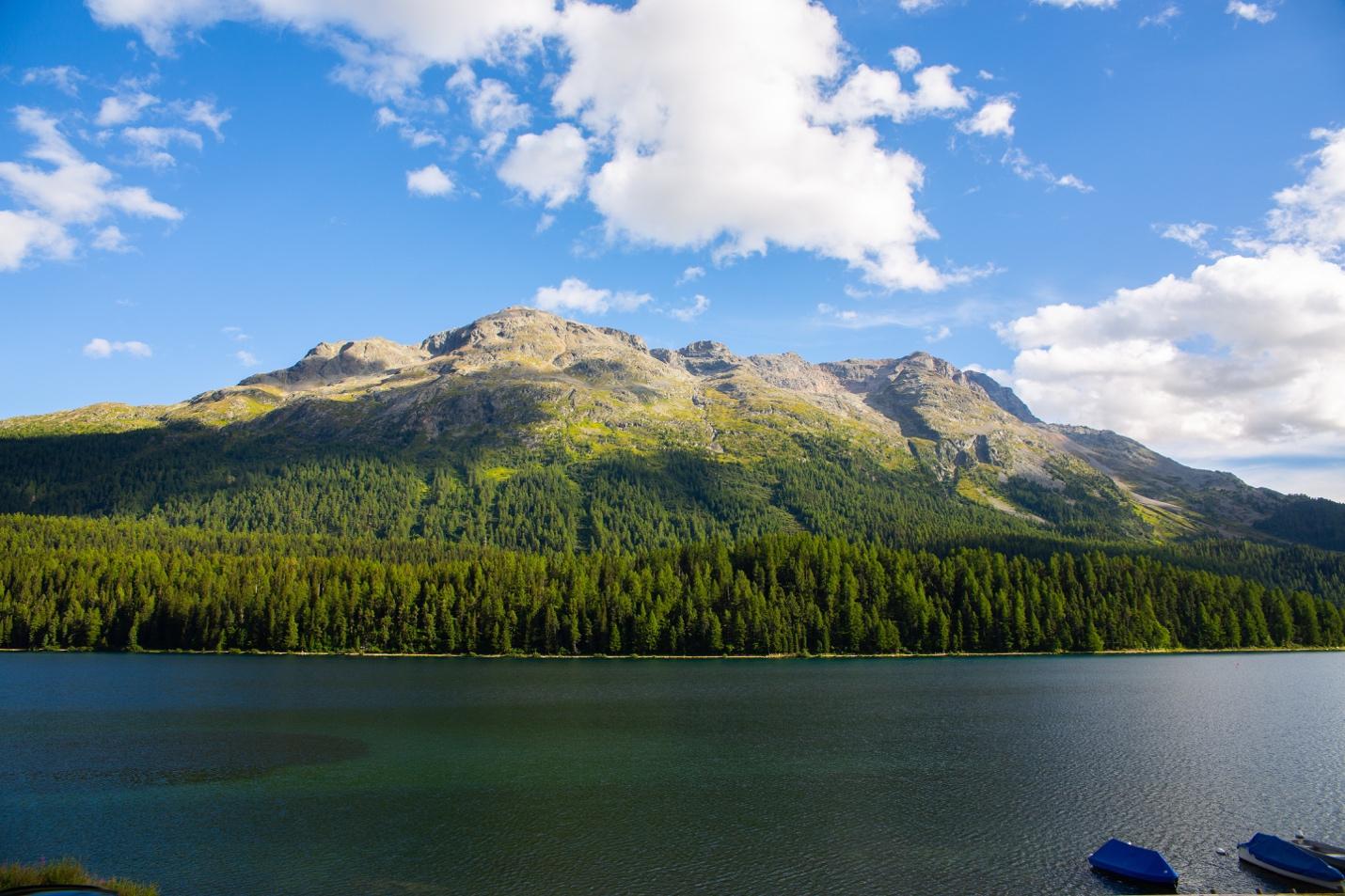 A lake with a mountain in the background

Description automatically generated