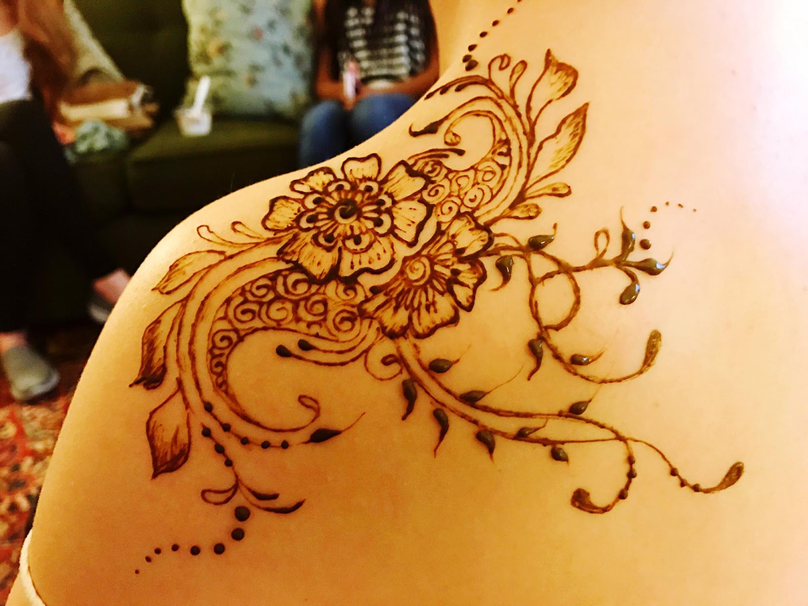 Inspiră-te cu idei de tatuaje temporare cu henna