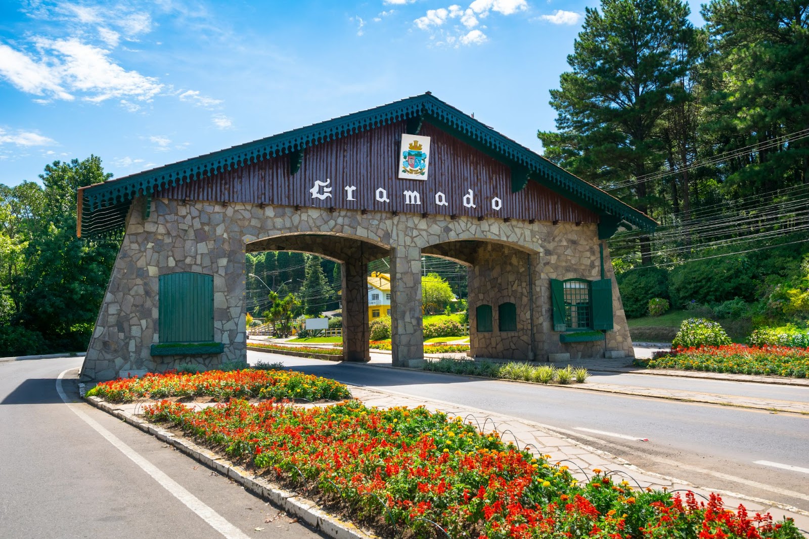 Portal de entrada para a cidade de Gramado. Estrutura colonial com o nome da cidade.