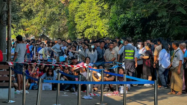 Dòng người xếp hàng bên ngoài Đại sứ quán Thái Lan ở Yangon