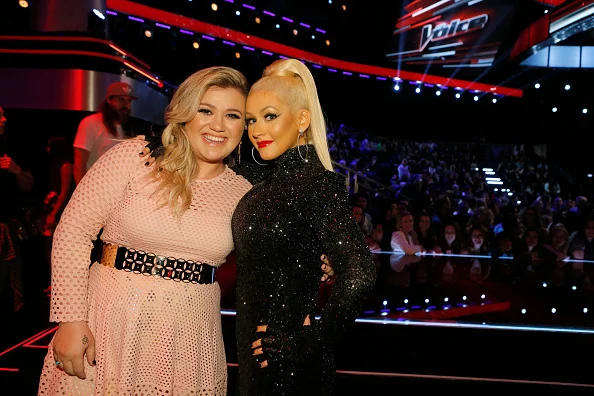 Imagem de conteúdo da notícia "Kelly Clarkson impressiona com cover de Christina Aguilera" #1