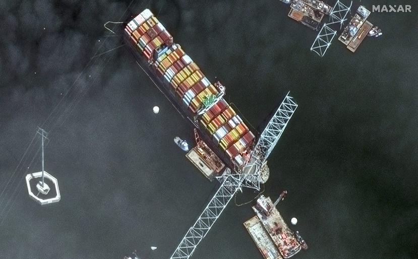 Hình ảnh vệ tinh cho thấy một cái nhìn gần hơn về tàu container Dali và một cây cầu Francis Scott Key bị sập, ở Baltimore, Maryland. Maxar Technologies/Handout via REUTERS