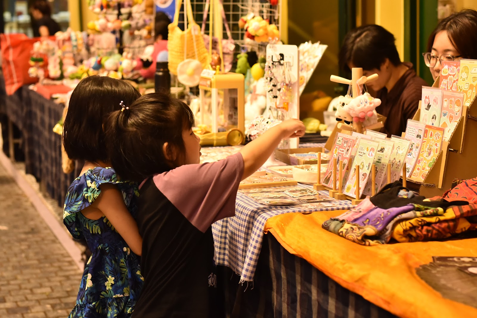 Giới trẻ thích thú tham gia chợ đêm trên phố sách 19/12 - Ảnh 6.