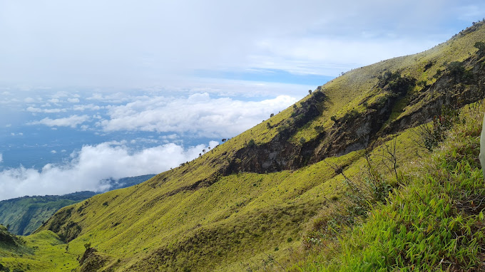 Pemandangan dari puncak Gunung Merbabu (Photo: Google Maps / Hadi Soenarwan Oe)
