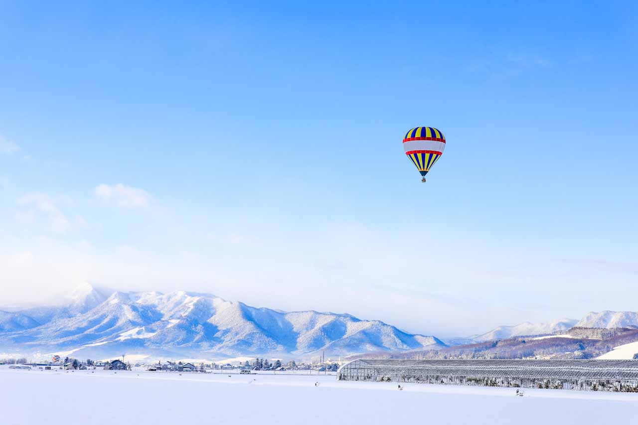 大空から眺める富良野の雪原「レジャーガイド遊び屋」