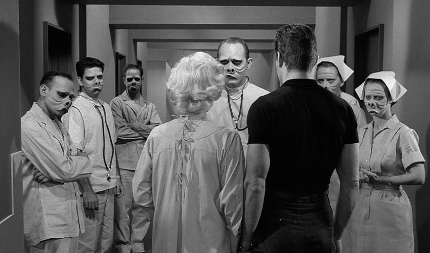 The Twilight Zone (منطقه نیمه‌روشن) از بهترین سریال های خارجی ترسناکی هست که باید ببینید