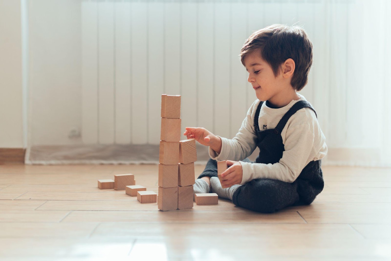 criança brincando com blocos de madeira