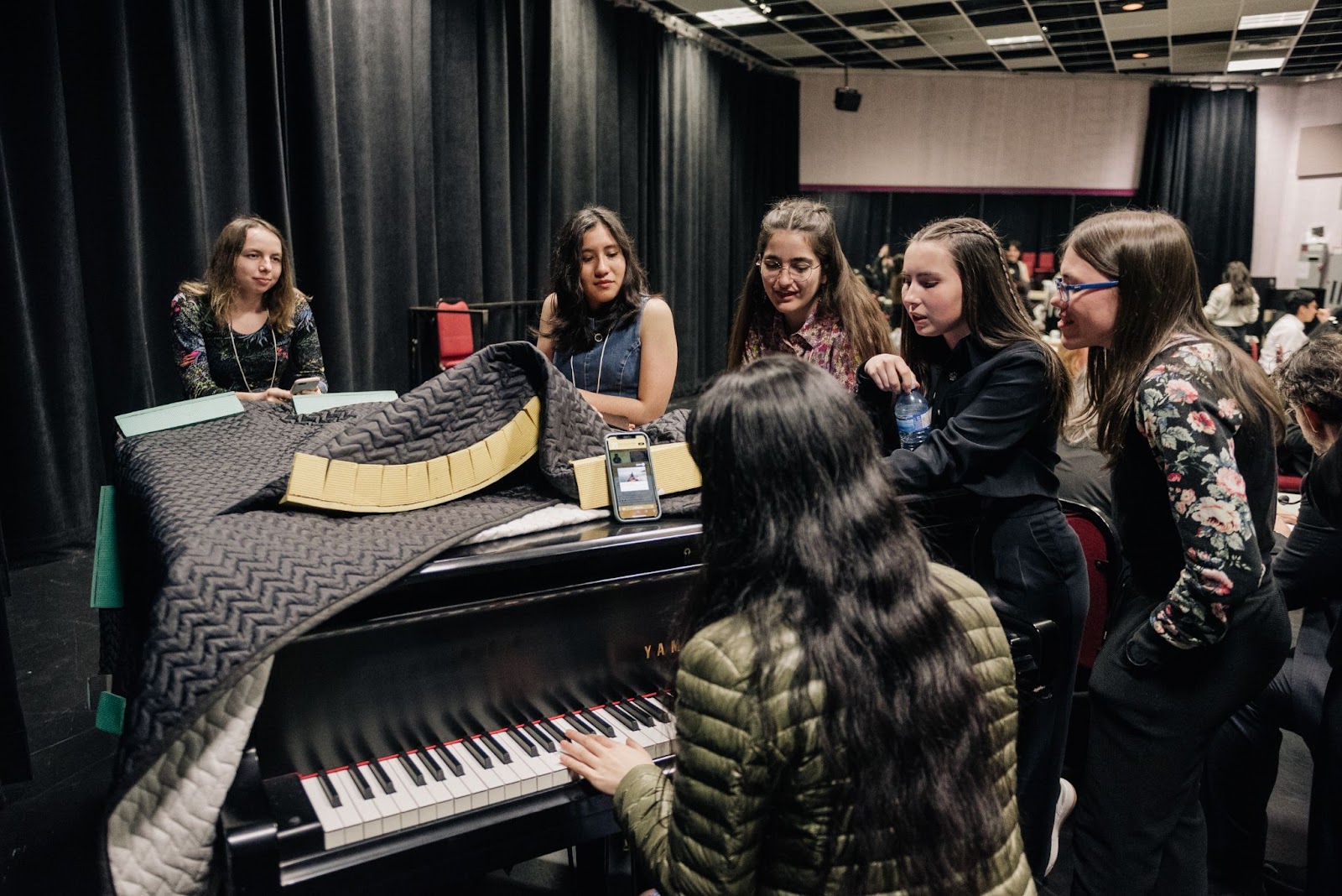 Les élèves découvrent le piano des coulisses et chantent avant le spectacle... 