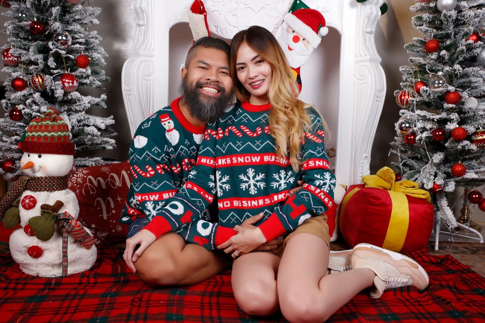 Family Christmas Photo Outfit Ideas: comfy sweaters with christmas patterns