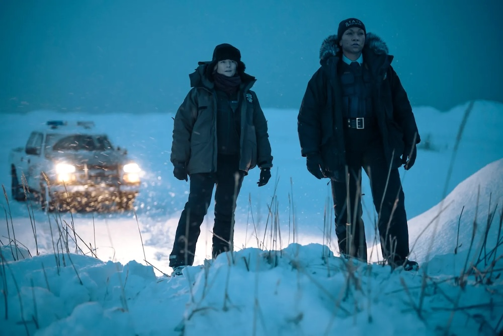 Detectives Liz Danvers y Evangeline Navarro paradas en la nieve