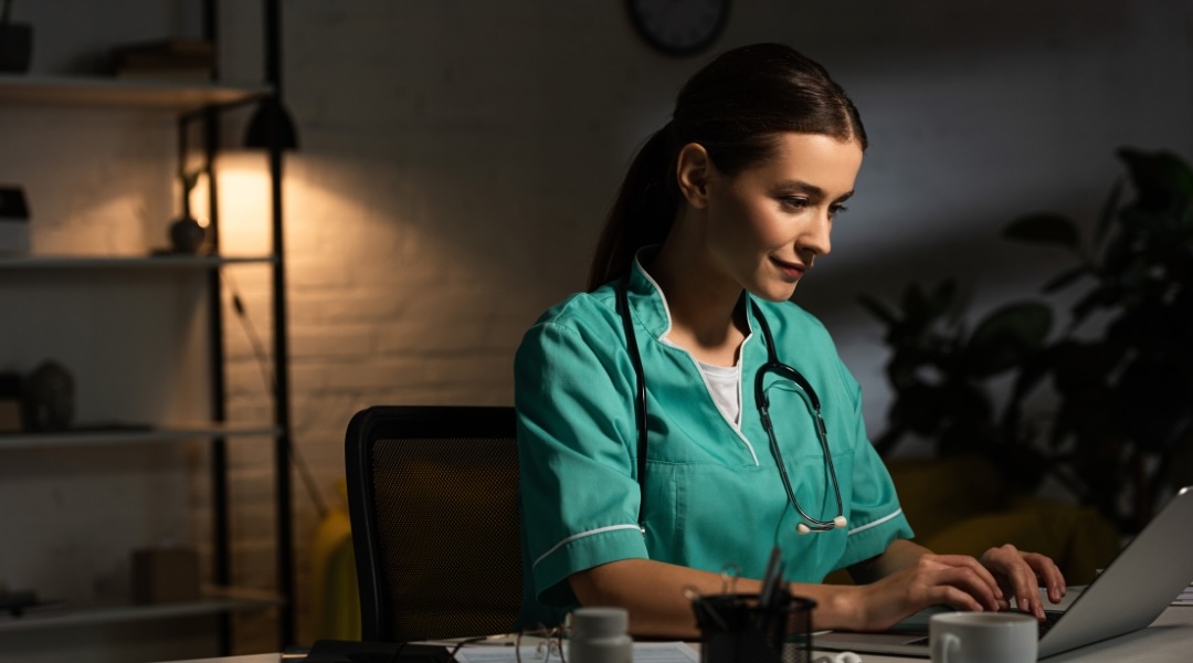 Femme infirmière assise à son bureau qui travaille la nuit