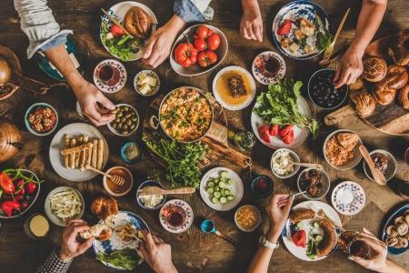 Ein Bild, das Essen, Mahlzeit, Person, Lebensmittelgruppe enthält.
Automatisch generierte Beschreibung