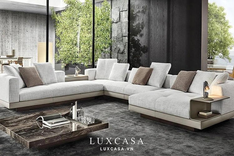 Ngôi nhà có một chiếc ghế sofa.