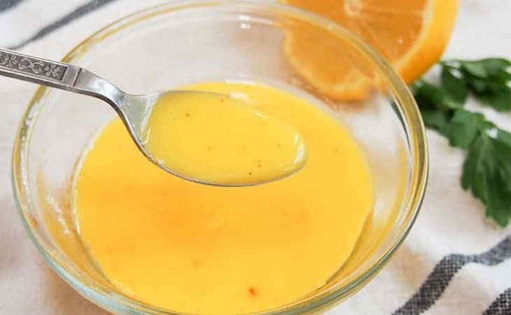 Sốt Hollandaise có màu vàng tươi kích thích người nhìn