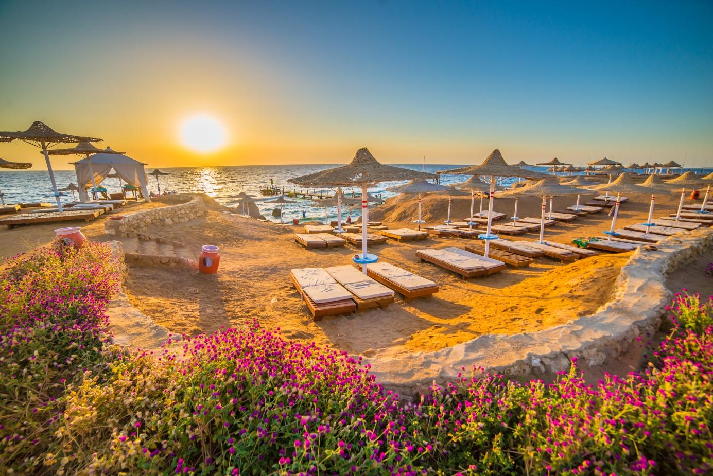Egipt Sharm el Sheikh o poranku, wschód słońca na plaży w Sharm el Sheikh, wakacje last minute w Egipcie