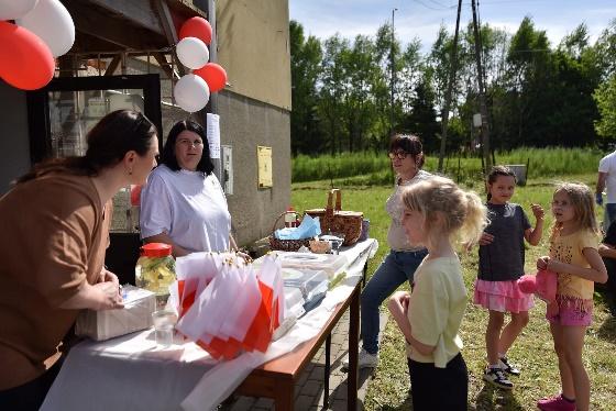 Obraz zawierający ubrania, na wolnym powietrzu, osoba, niebo

Opis wygenerowany automatycznie