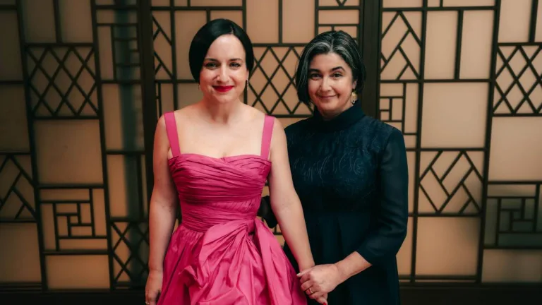 Maite Alberdi junto a Paulina Urrutia en los Oscar 2024
