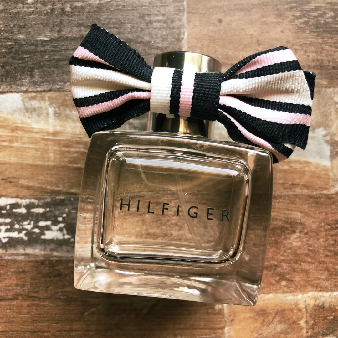 Nước hoa Tommy Hilfiger Woman Peach Blossom quyến rũ, tinh tế với hương hoa cỏ trái cây