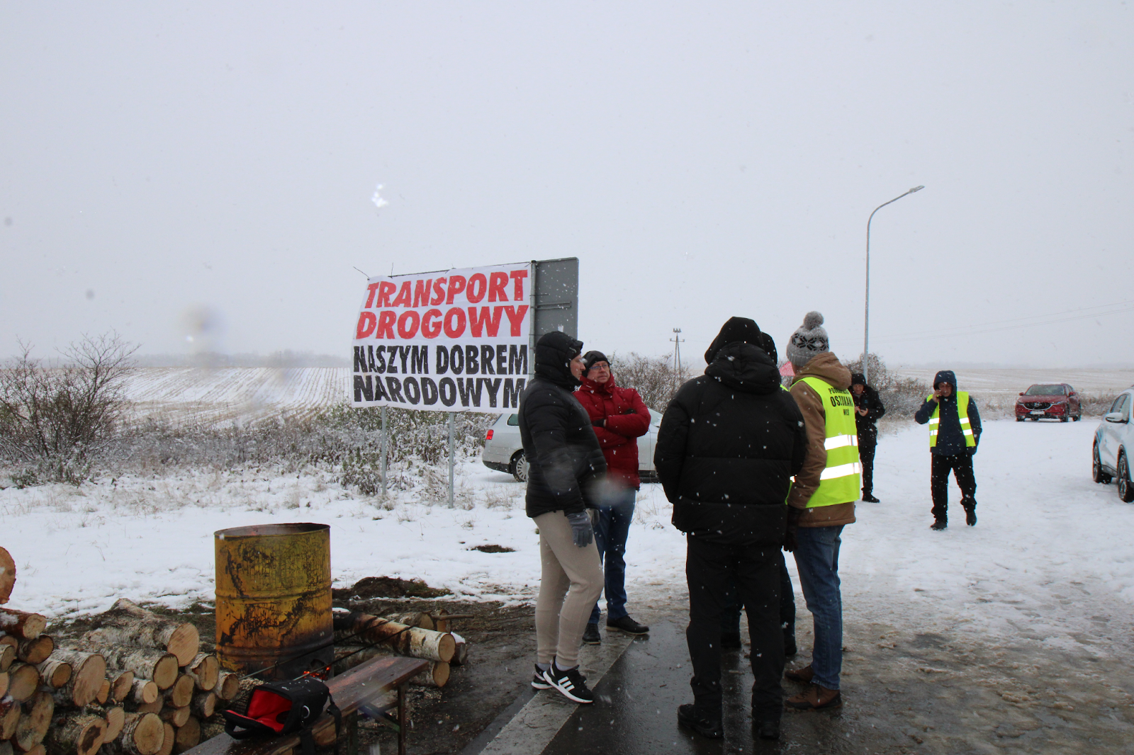 Польські фермери-протестувальники. На плакаті написано: “Автомобільний транспорт – наше національне надбання” 