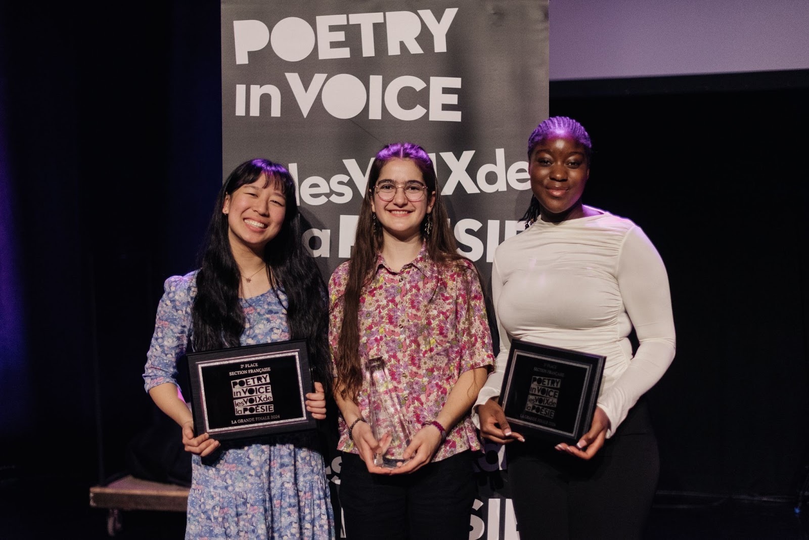 Les gagnantes de la section française! Leïla Malo (au centre) en première place, Cynthia Li (à gauche) en deuxième place, et Sara-Joelle Yao (à droite) en troisième place. 