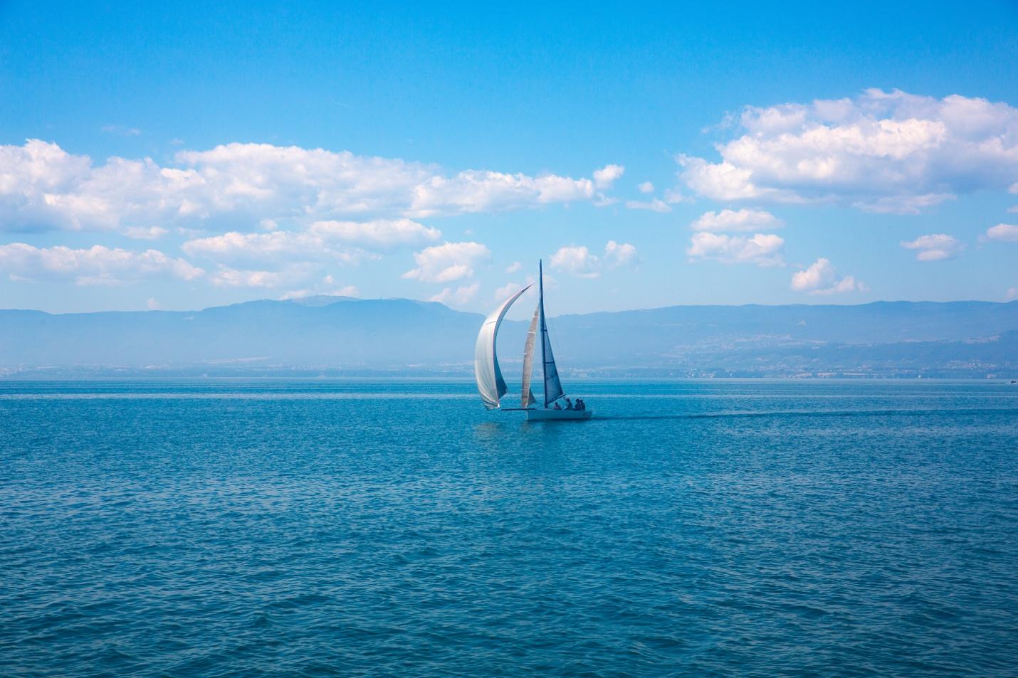 A sailboat on the water

Description automatically generated