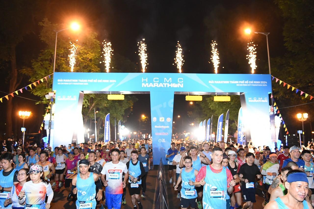  Hàng ngàn người chạy bộ mở đầu năm mới 2024 cùng HCMC Marathon