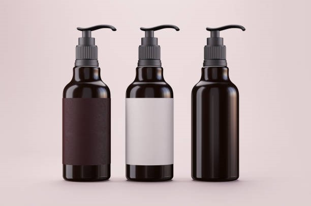 Amber cosmetic glass bottle with white and black labels Transparent brown bottles mockup for cosmetic on pink background shampoo dispenser stock pictures, royalty-free photos & images