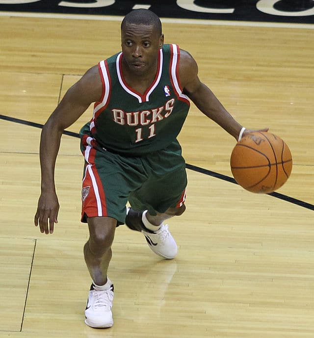 spotcovery-Earl Boykins playing for the Milwaukee Bucks-short NBA players