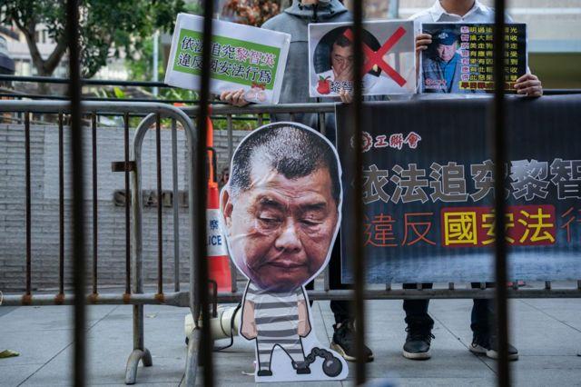 Người biểu tình phe ủng hộ chính phủ đứng sau hình ông Lai,