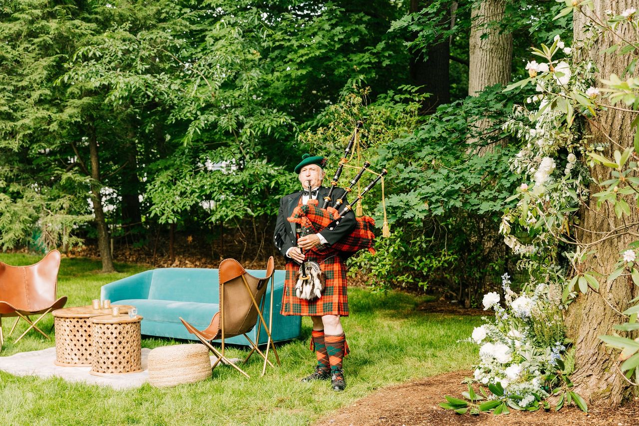 Scottish bagpiper for wedding ceremony