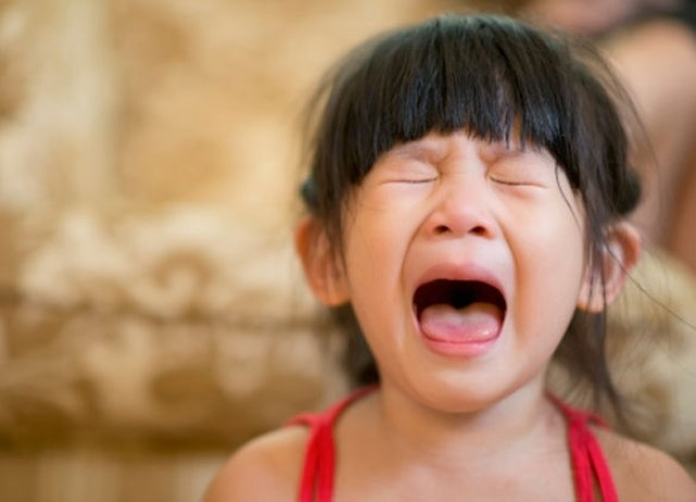 Giai đoạn nào trẻ thường khóc ăn vạ?