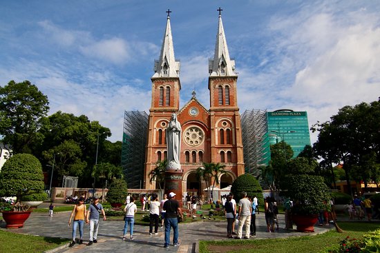 Nhà thờ Đức Bà đón hàng ngàn khách du lịch mỗi năm