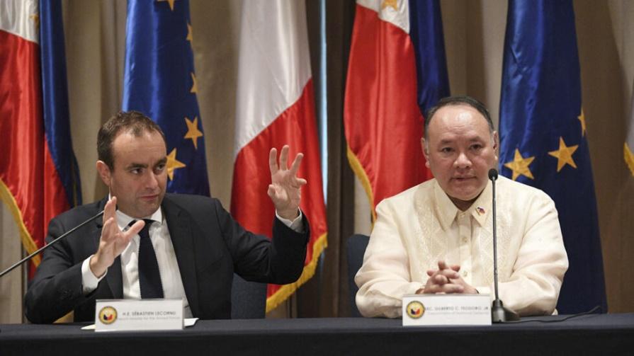 Bộ trưởng Quân Lực Pháp Sébastien Lecornu (T) và bộ trưởng Quốc Phòng Philippines Gilberto Teodoro tại Manila, Philippines, ngày 02/12/2023.