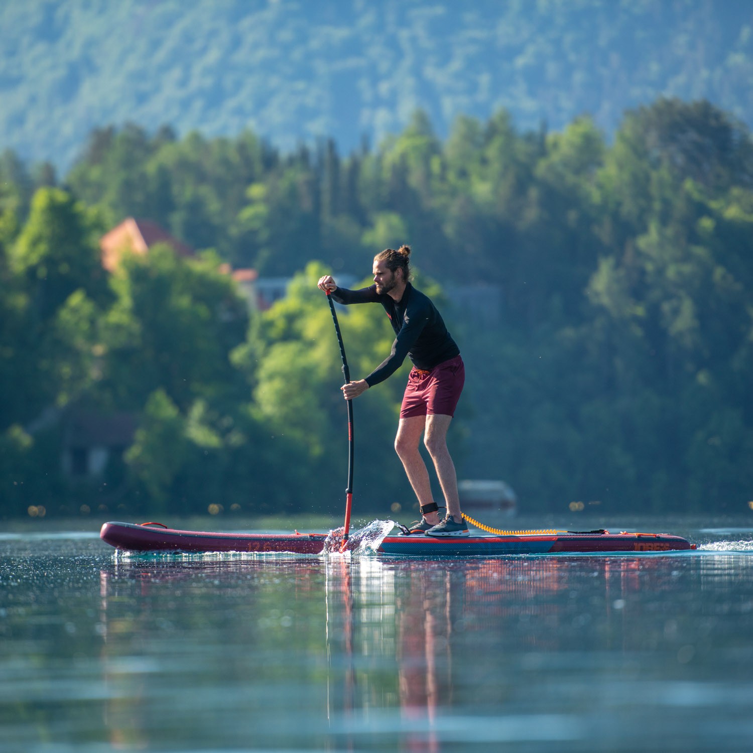 paddle gonflable violet sur l'eau