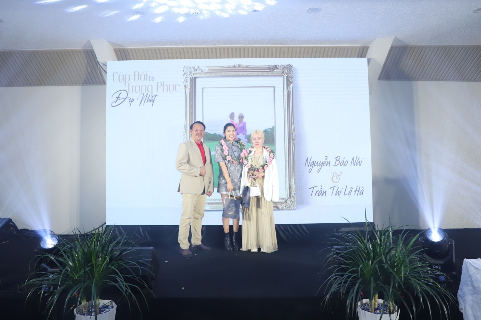 Golfer Nguyễn Bảo Nhi và golfer  Trần Thị Lệ Hà đoạt giải Cặp đôi trang phục đẹp nhất tại giải golf Cặp đôi hoàn hảo lần 2 