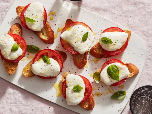 Salad Caprese của Ý với màu sắc ấn tượng từ cà chua và phô mai tươi