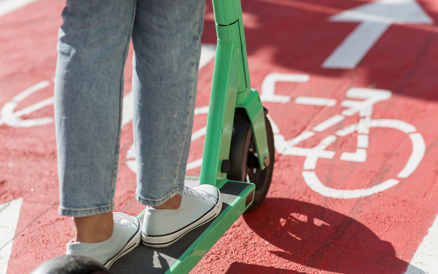 There are designated electric scooter tracks in Dubai