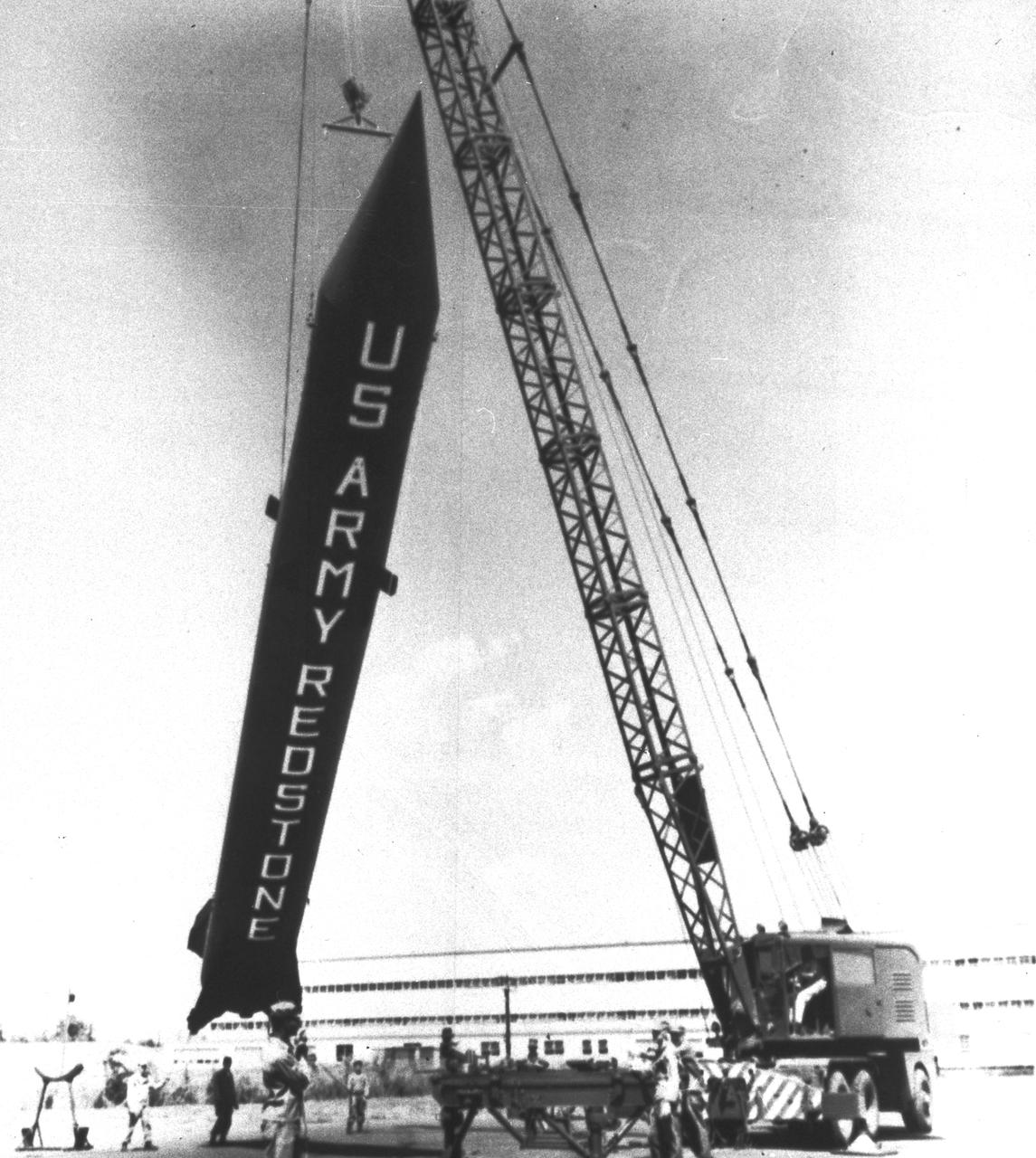 O primeiro foguete desenvolvido pelos EUA, o Redstone, em 30/ago/1953.
