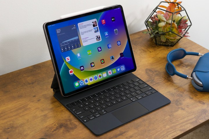 IPad Pro (2022) nằm trong Magic Keyboard.