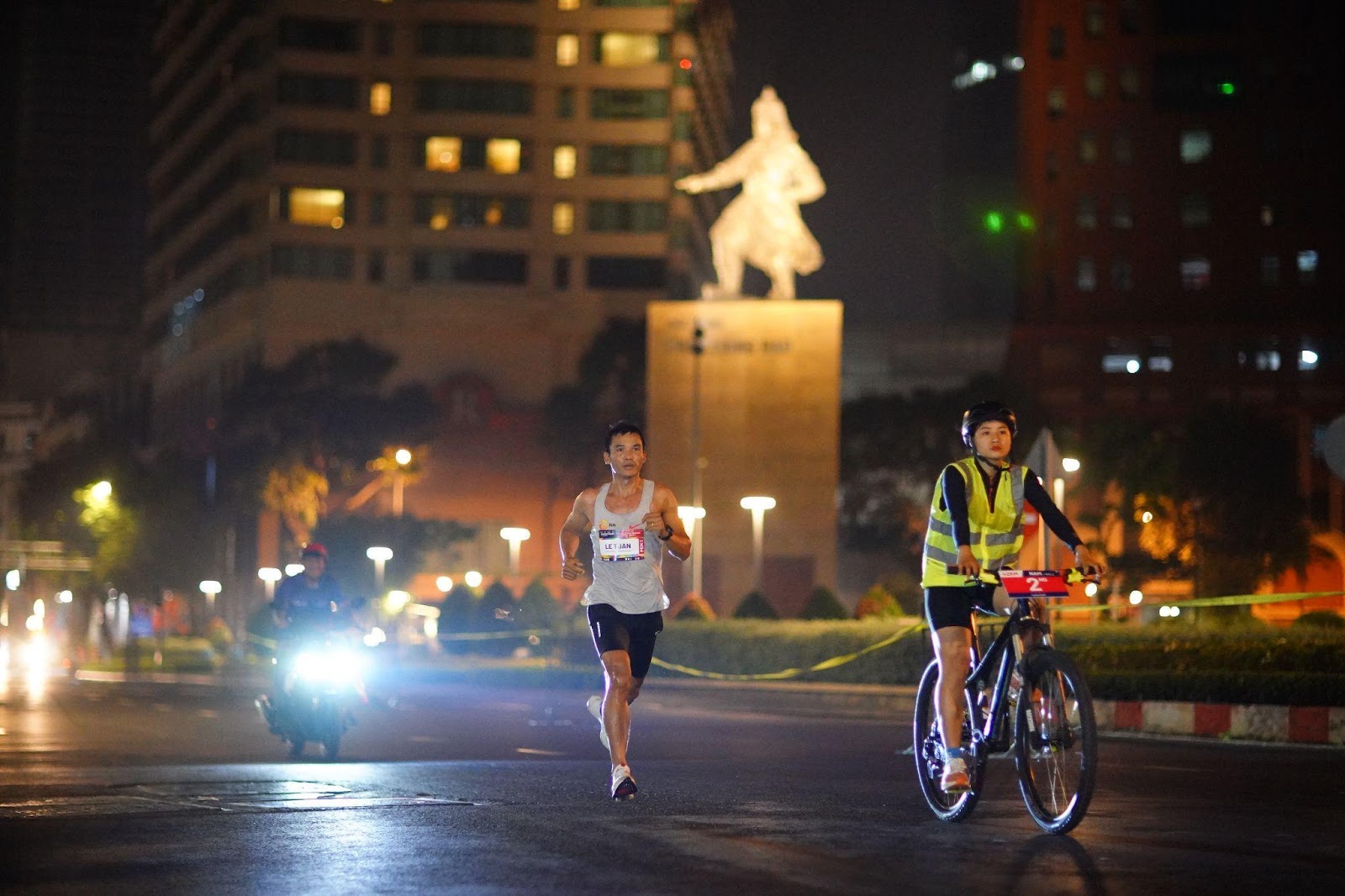  Hàng ngàn người chạy bộ mở đầu năm mới 2024 cùng HCMC Marathon