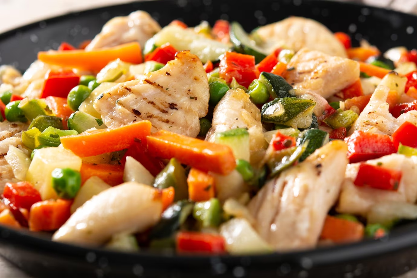 Cosce di pollo con verdure primaverili al forno