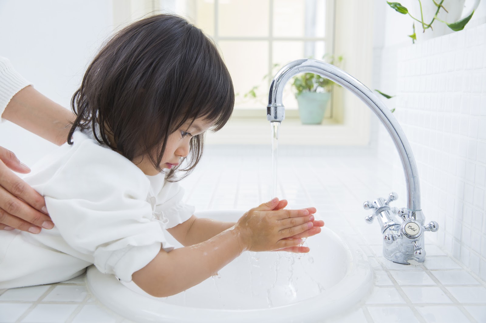 洗面台で手を洗う女の子