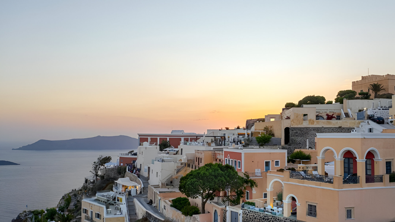 The cliffside houses in Santorini 