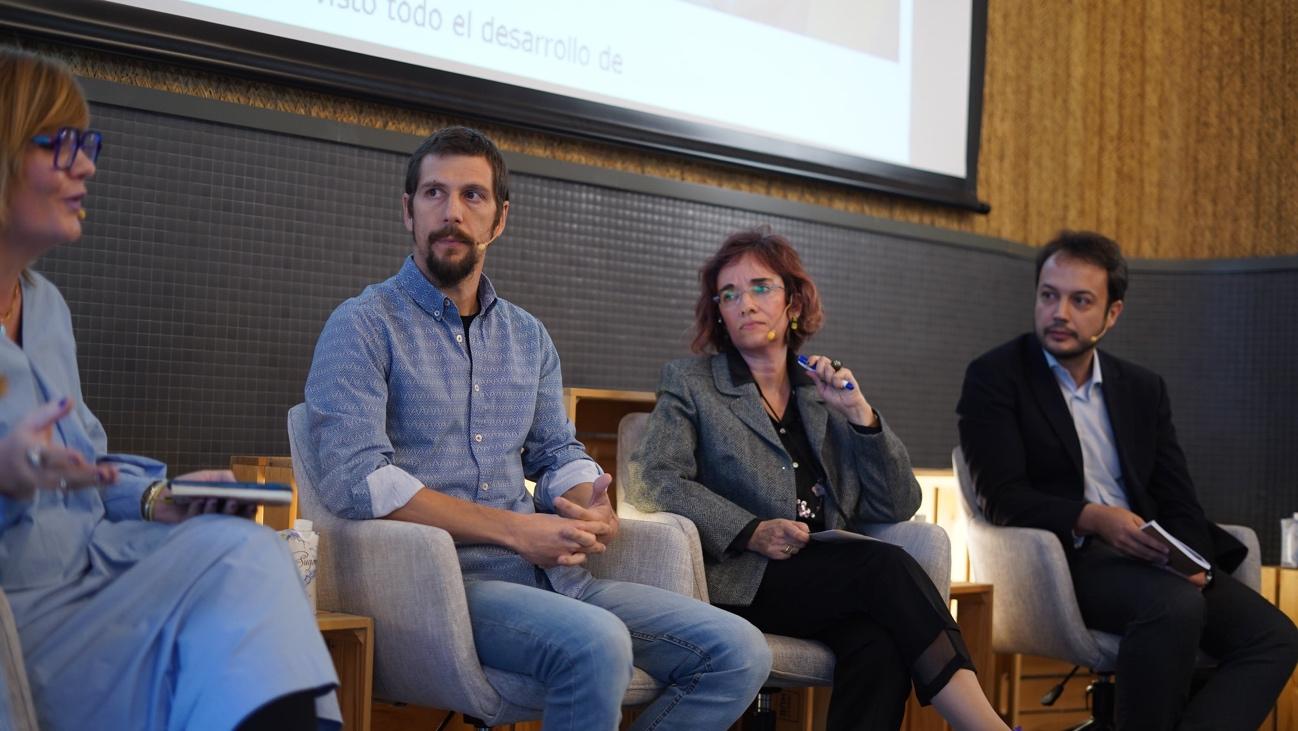 Un grupo de personas sentadas en una sala

Descripción generada automáticamente