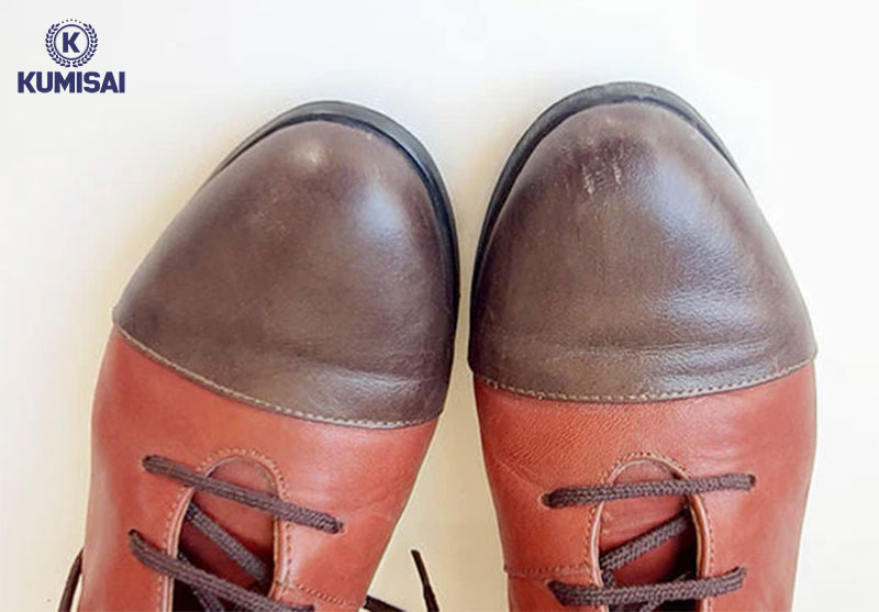 Làm sạch bụi bẩn trên bề mặt giày trước khi xử lý vết xước