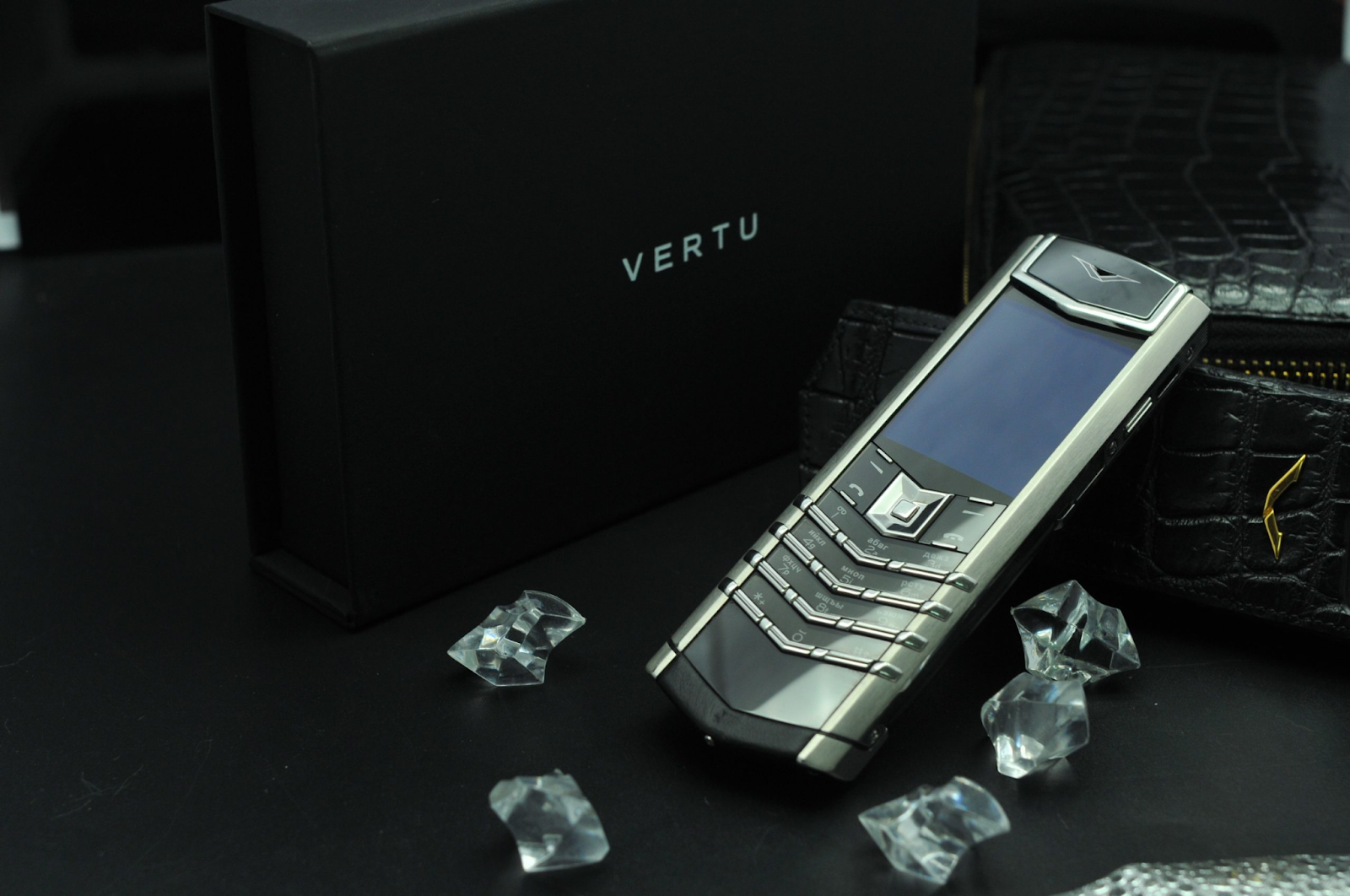 CÔNG ĐOẠN ĐỂ TẠO NÊN MỘT CHIẾC VERTU SIGNATURE S | Hoàng Luxury