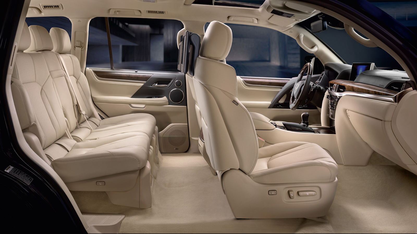 Không gian nội thất bên trong Lexus LX570 sang trọng, cho cảm giác thoải mái với mọi người ngồi trên xe 