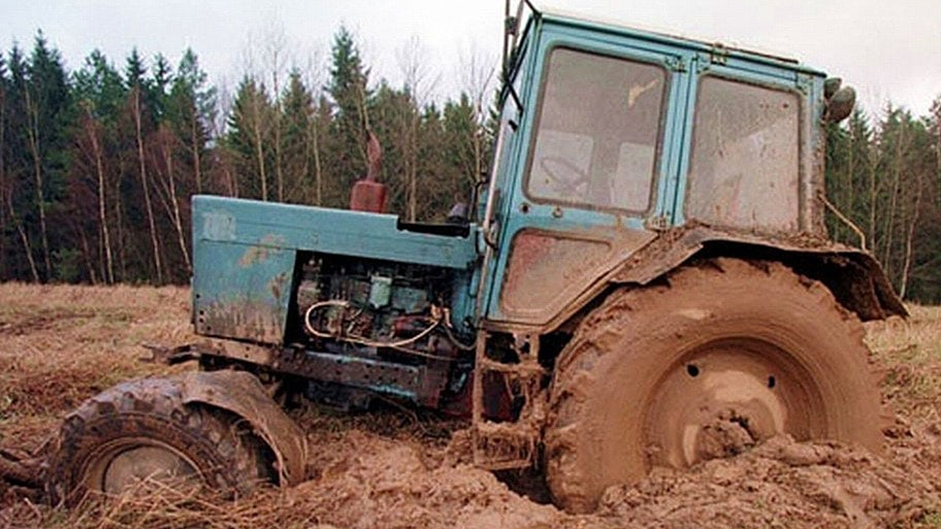 Трактор в грязи