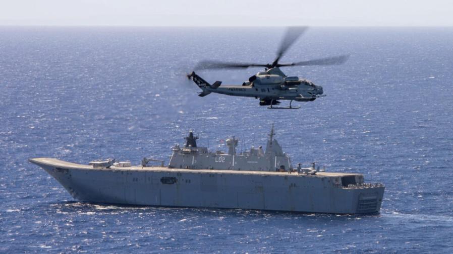 Tàu sân bay trực thăng của Hải quân Úc cùng trực thăng AH-1Z Viper, trong cuộc tập trận Rim of the Pacific, ngày 24/04/2022.